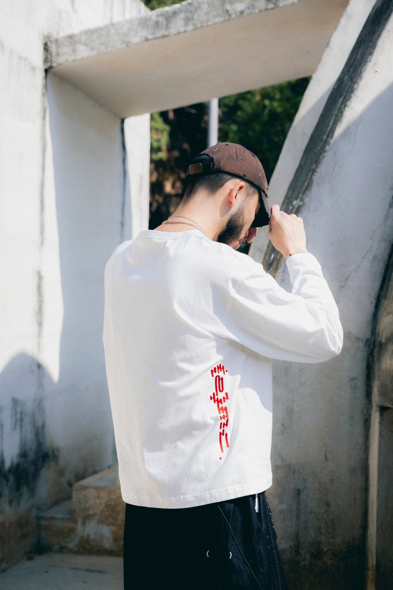 (empty) manual co. red embroidery L/S tee/ white - GROGROCERY